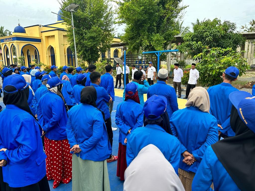 PAYA LIPAH - Rektor Institut Agama Islam (IAI) Almuslim Aceh melepas mahasiswa peserta Kuliah Pengabdian Masyarakat (KPM) Tematik yang berlangsung Senin, 13 Februari 2023 di lapangan Kampus Paya Lipah.