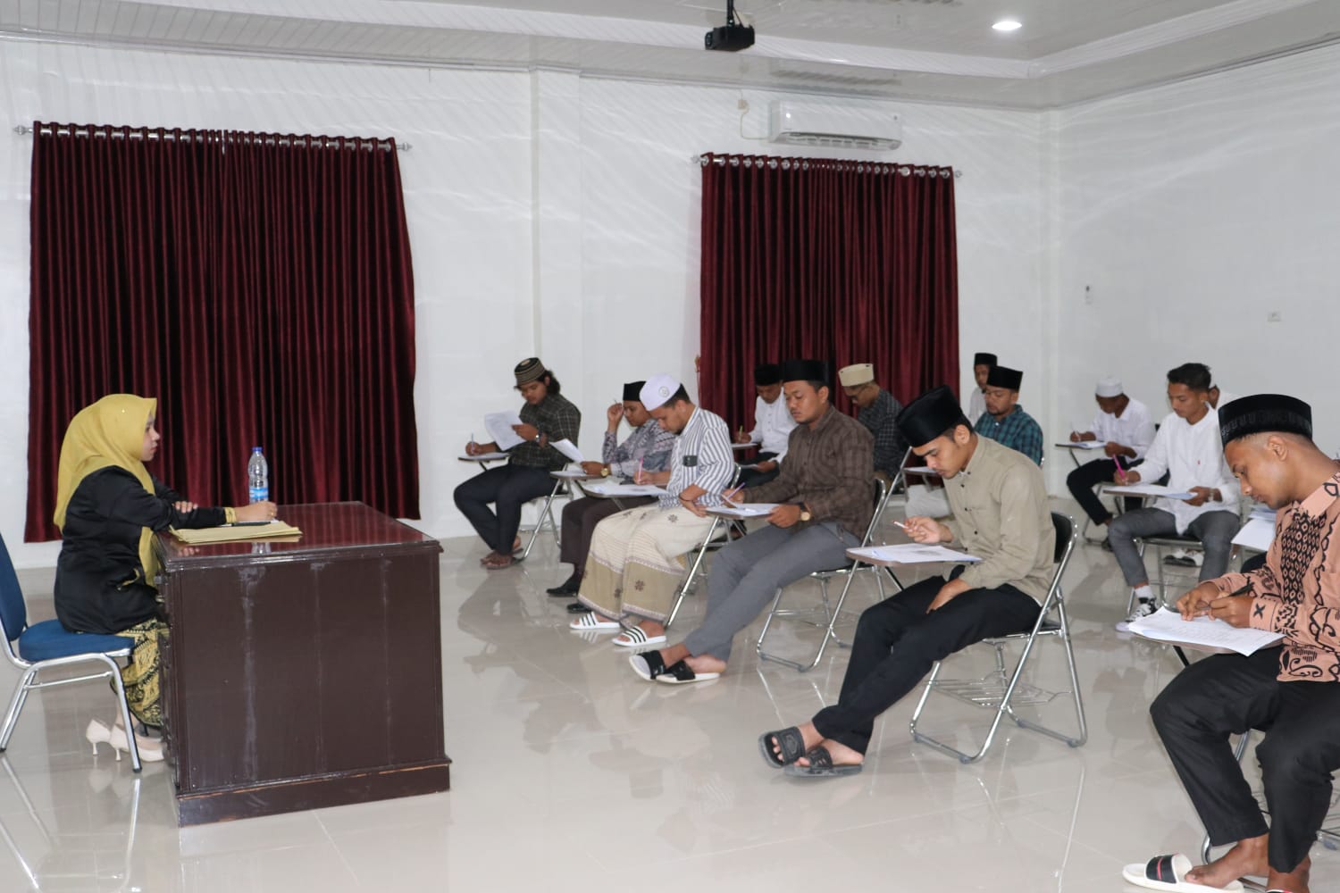 PAYA LIPAH - Untuk kali perdana, Kampus Paya Lipah Institut Agama Islam (IAI) Almuslim Aceh menggelar tes penerimaan mahasiswa baru dengan menggelar ujian mandiri (UM) tertulis gelombang pertama yang berlangsung Kamis, 25 Mei 2023 di ruang belajar pascasarjana.