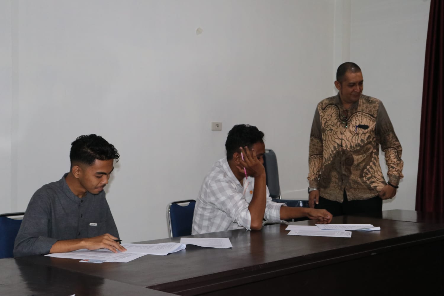 PAYA LIPAH - Untuk kali perdana, Kampus Paya Lipah Institut Agama Islam (IAI) Almuslim Aceh menggelar tes penerimaan mahasiswa baru dengan menggelar ujian mandiri (UM) tertulis gelombang pertama yang berlangsung Kamis, 25 Mei 2023 di ruang belajar pascasarjana.