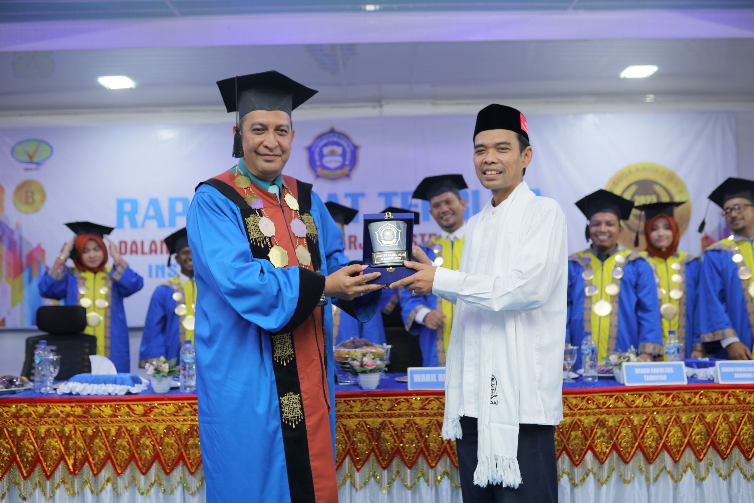 PAYA LIPAH - Disela-sela kegiatan safari dakwah ke Aceh, Ustaz Prof H Abdul Somad Batubara Lc PhD menyempatkan diri bersama rombongan mengunjungi Kampus Paya Lipah dalam rapat senat terbuka yang berlangsung di Auditorium Tgk Chik Abdurrahman, Sabtu, 26 Agustus 2023.