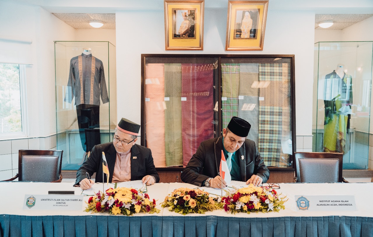 BANDAR SERI BEGAWAN - Rektor Institut Agama Islam (IAI) Almuslim Aceh Dr Nazaruddin MA diundangn secara khusus sebagai tamu kehormatan pada acara 13th Convocation Ceremony of University Islam Sultan Sharif Ali (UNISSA) Brunai Darussalam yang berlangsung Rabu, 30 Agustus 2023 di Plenary Hall (International Convention Center) Bandar Seri Begawan, Brunai.

Dalam kegiatan tersebut dihadiri oleh Yang Maha Mulia Paduka Seri Baginda Sultan Hassanal Bolkiah beserta sejumlah tamu kerajaan lainnya yang berlangsung mulai pukul 09.00-15.00 waktu setempat.

"Kehadiran saya mewakili kampus Paya Lipah ini untuk memenuhi undangan dari Rektor UNISSA sekaligus dalam rangka penandatanganan Memorandum of Understanding (MoU) antara kedua lembaga tersebut," ujarnya.

Nazaruddin menyebutkan, belum pernah ada perguruan tinggi lain di Aceh baik negeri maupun swasta yang mendapatkan undangan pada kegiatan convocation ceremony, dan ini tentunya menjadi kebanggan tersendiri khususnya bagi IAI Almuslim Aceh dalam upaya pengembangan lembaga sehingga kita bisa memperkenalkan lembaga ini di dunia internasional.

"Selain Kampus Paya Lipah yang mewakili dari Aceh, terdapat empat perguruan tinggi dunia lainnya yang diundang, diantaranya Chittagong University of Bangladesh, Universitas Islam Malang (Unisma) Indonesia, Al Madinah International University of Malaysia (MEDIU), dan Universitas Islam Negeri (UIN) Maulana Malik Ibrahim Malang Indonesia," sebutnya usai mendapatkan kesempatan bertemu langsung dengan Sultan Hassanal Bolkiah.

Sultan Hassanal Bolkiah dalam amarannya, menyampaikan bahwa untuk memajukan negeri dan memberantas kemiskinan harus dilakukan dengan penguatan kepada masyarakat.

"Bila rakyat telah sejahtera, maka rahmat Allah akan selalu turun kepada negaranya yang akan mengantarkan negara tersebut menjadi negara yang baldatun thayyibatun wan rabbun ngafur," kata Sultan.

Sementara itu, Rektor UNISSA Dr H Nur Affan bin H Zainal menyampaikan, sejumlah perkembangan dan kemajuan yang telah diperoleh oleh UNISSA dalam beberapa tahun terakhir in, sehingga diharapkan apa yang telah dicapai selama ini terus berkembang sehingga suatu saat nantinya unissa bisa menjadi salah satu perguruan tinggi hebat di masa mendatang.