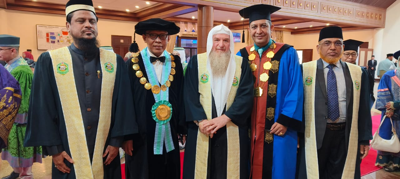 BANDAR SERI BEGAWAN - Rektor Institut Agama Islam (IAI) Almuslim Aceh Dr Nazaruddin MA diundangn secara khusus sebagai tamu kehormatan pada acara 13th Convocation Ceremony of University Islam Sultan Sharif Ali (UNISSA) Brunai Darussalam yang berlangsung Rabu, 30 Agustus 2023 di Plenary Hall (International Convention Center) Bandar Seri Begawan, Brunai.

Dalam kegiatan tersebut dihadiri oleh Yang Maha Mulia Paduka Seri Baginda Sultan Hassanal Bolkiah beserta sejumlah tamu kerajaan lainnya yang berlangsung mulai pukul 09.00-15.00 waktu setempat.

"Kehadiran saya mewakili kampus Paya Lipah ini untuk memenuhi undangan dari Rektor UNISSA sekaligus dalam rangka penandatanganan Memorandum of Understanding (MoU) antara kedua lembaga tersebut," ujarnya.

Nazaruddin menyebutkan, belum pernah ada perguruan tinggi lain di Aceh baik negeri maupun swasta yang mendapatkan undangan pada kegiatan convocation ceremony, dan ini tentunya menjadi kebanggan tersendiri khususnya bagi IAI Almuslim Aceh dalam upaya pengembangan lembaga sehingga kita bisa memperkenalkan lembaga ini di dunia internasional.

"Selain Kampus Paya Lipah yang mewakili dari Aceh, terdapat empat perguruan tinggi dunia lainnya yang diundang, diantaranya Chittagong University of Bangladesh, Universitas Islam Malang (Unisma) Indonesia, Al Madinah International University of Malaysia (MEDIU), dan Universitas Islam Negeri (UIN) Maulana Malik Ibrahim Malang Indonesia," sebutnya usai mendapatkan kesempatan bertemu langsung dengan Sultan Hassanal Bolkiah.

Sultan Hassanal Bolkiah dalam amarannya, menyampaikan bahwa untuk memajukan negeri dan memberantas kemiskinan harus dilakukan dengan penguatan kepada masyarakat.

"Bila rakyat telah sejahtera, maka rahmat Allah akan selalu turun kepada negaranya yang akan mengantarkan negara tersebut menjadi negara yang baldatun thayyibatun wan rabbun ngafur," kata Sultan.

Sementara itu, Rektor UNISSA Dr H Nur Affan bin H Zainal menyampaikan, sejumlah perkembangan dan kemajuan yang telah diperoleh oleh UNISSA dalam beberapa tahun terakhir in, sehingga diharapkan apa yang telah dicapai selama ini terus berkembang sehingga suatu saat nantinya unissa bisa menjadi salah satu perguruan tinggi hebat di masa mendatang.