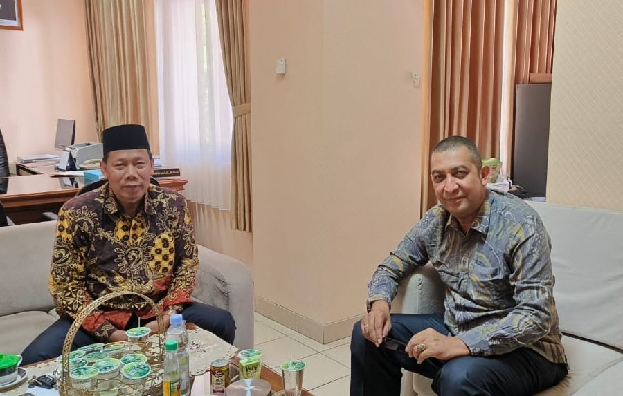 YOGYAKARTA - Rektor Universitas Islam Negeri (UIN) Sunan Kalijaga Yogyakarta Prof DrPhil H Al Makin MA menyambut hangat kunjungan Rektor Institut Agama Islam (IAI) Almuslim Aceh Dr Nazaruddin MA, Rabu, 16 Agustus 2023 di ruang kerjanya. Dalam pertemuaan tersebut, Rektor UIN Sunan Kalijaga dan Rektor IAI Almuslim Aceh ikut membicarakan terkait program kolaborasi antara dua kampus agama ini yang juga turut didampingi oleh Dekan Fakultas Ilmu Tarbiyah dan Keguruan UIN Sunan Kalijaga Prof Dr Hj Sri Sumarni MPd. "Terima kasih sudah berkunjung ke kampus kami, semoga pertemuan ini menjadi cikal awal kita membangun kerja sama. Apalagi tadi sudah bertemu juga dengan pihak dekan dari Fakultas Ilmu Tarbiyah dan Keguruan dan Fakultas Syari'ah dan Hukum," sebut Al Makin. Dua fakultas ini, kata Al Makin sangat berpotensi untuk melakukan kerja sama dengan IAI Almuslim Aceh, baik untuk terlibat dalam program tri dharma perguruan tinggi serta dalam penguatan kapasitas dosen dalam melanjutkan pendidikan lanjutan. Rektor IAI Almuslim Aceh juga berterima kasih atas sambutan hangat dari UIN Sunan Kalijaga, mengingat penjajakan dalam kerja sama ini juga sudah mulai dilakukan beberapa waktu lalu lewat salah satu guru besar Prof Eva Latifah MSi yang mengisi workshop kurikulum di Kampus Paya Lipah.  "Insya Allah kolaborasi dan kerja sama ini bisa kita jalankan, kami berharap UIN Sunan Kalijaga mau memberikan dorongan dan juga motivasi bagi kampus kami dalam penguatan tri dharma serta pengembangan SDM kedepan," pungkas Nazaruddin. Nazaruddin juga menambahkan, hasil dari pertemuan dengan Dekan Fakultas Syari'ah dan Hukum UIN Sunan Kalijaga Prof Dr H Makhrus MHum juga mengatakan hal senada, agar di tingkat fakultas juga bisa membangun kerja sama mengingat di IAI Almuslim Aceh juga ada fakultas syariah.