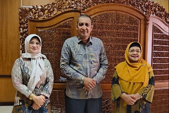 YOGYAKARTA - Rektor Universitas Islam Negeri (UIN) Sunan Kalijaga Yogyakarta Prof DrPhil H Al Makin MA menyambut hangat kunjungan Rektor Institut Agama Islam (IAI) Almuslim Aceh Dr Nazaruddin MA, Rabu, 16 Agustus 2023 di ruang kerjanya. Dalam pertemuaan tersebut, Rektor UIN Sunan Kalijaga dan Rektor IAI Almuslim Aceh ikut membicarakan terkait program kolaborasi antara dua kampus agama ini yang juga turut didampingi oleh Dekan Fakultas Ilmu Tarbiyah dan Keguruan UIN Sunan Kalijaga Prof Dr Hj Sri Sumarni MPd. "Terima kasih sudah berkunjung ke kampus kami, semoga pertemuan ini menjadi cikal awal kita membangun kerja sama. Apalagi tadi sudah bertemu juga dengan pihak dekan dari Fakultas Ilmu Tarbiyah dan Keguruan dan Fakultas Syari'ah dan Hukum," sebut Al Makin. Dua fakultas ini, kata Al Makin sangat berpotensi untuk melakukan kerja sama dengan IAI Almuslim Aceh, baik untuk terlibat dalam program tri dharma perguruan tinggi serta dalam penguatan kapasitas dosen dalam melanjutkan pendidikan lanjutan. Rektor IAI Almuslim Aceh juga berterima kasih atas sambutan hangat dari UIN Sunan Kalijaga, mengingat penjajakan dalam kerja sama ini juga sudah mulai dilakukan beberapa waktu lalu lewat salah satu guru besar Prof Eva Latifah MSi yang mengisi workshop kurikulum di Kampus Paya Lipah.  "Insya Allah kolaborasi dan kerja sama ini bisa kita jalankan, kami berharap UIN Sunan Kalijaga mau memberikan dorongan dan juga motivasi bagi kampus kami dalam penguatan tri dharma serta pengembangan SDM kedepan," pungkas Nazaruddin. Nazaruddin juga menambahkan, hasil dari pertemuan dengan Dekan Fakultas Syari'ah dan Hukum UIN Sunan Kalijaga Prof Dr H Makhrus MHum juga mengatakan hal senada, agar di tingkat fakultas juga bisa membangun kerja sama mengingat di IAI Almuslim Aceh juga ada fakultas syariah.