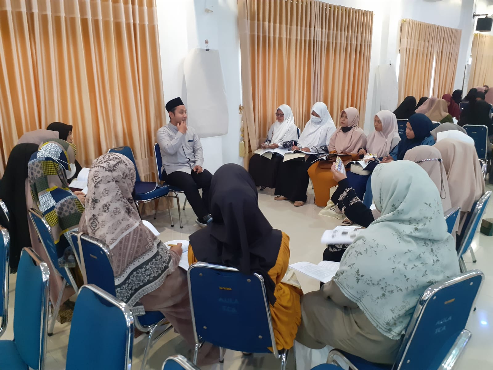 PAYA LIPAH - Ikatan Alumni Timur Tengah (IKAT) Aceh bersama Institut Agama Islam (IAI) Almuslim Aceh menggelar kegiatan gelombang pertama training of trainer (TOT) tahsin akbar bagi guru Alquran yang ada di Kabupaten Bireuen, Sabtu, 25 November 2023.