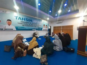 PAYA LIPAH - Ikatan Alumni Timur Tengah (IKAT) Aceh bersama Institut Agama Islam (IAI) Almuslim Aceh menggelar kegiatan gelombang pertama training of trainer (TOT) tahsin akbar bagi guru Alquran yang ada di Kabupaten Bireuen, Sabtu, 25 November 2023.