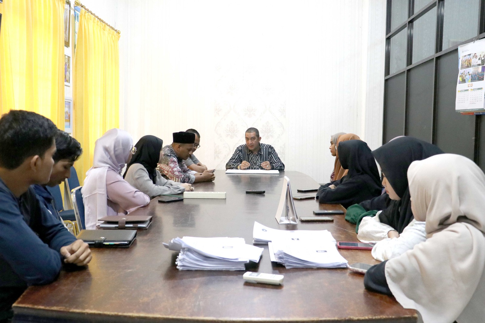PAYA LIPAH - Sebagai upaya untuk mendukung prestasi mahasiswa yang ada di Kampus Paya Lipah, Rektor Institut Agama Islam (IAI) Almuslim Aceh Dr Nazaruddin MA menyerahkan penghargaan kepada salah seorang mahasiswi program studi Pendidikan Bahasa Arab (PBA) atas prestasi yang diraihnya, Kamis, 16 November 2023.