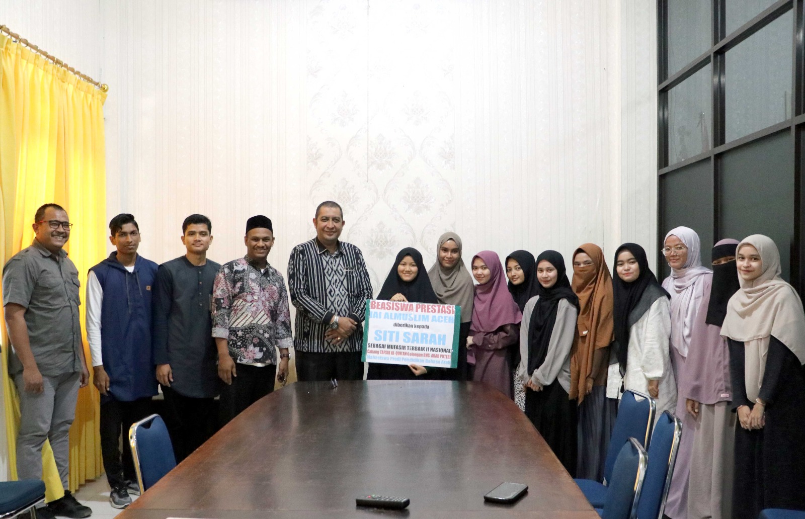 PAYA LIPAH - Sebagai upaya untuk mendukung prestasi mahasiswa yang ada di Kampus Paya Lipah, Rektor Institut Agama Islam (IAI) Almuslim Aceh Dr Nazaruddin MA menyerahkan penghargaan kepada salah seorang mahasiswi program studi Pendidikan Bahasa Arab (PBA) atas prestasi yang diraihnya, Kamis, 16 November 2023.