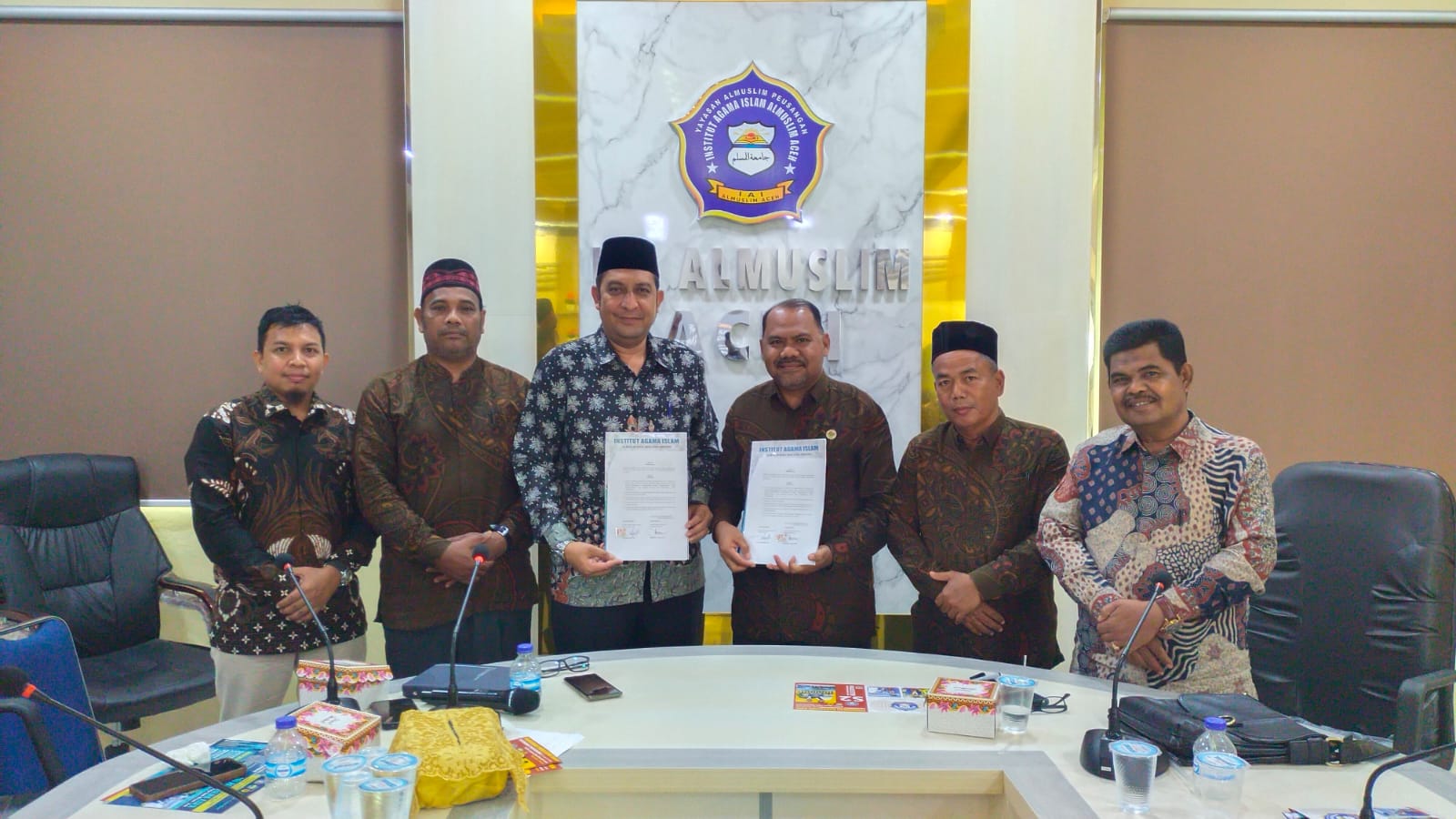 PAYA LIPAH - Penguatan lembaga terus diperkuat, kali ini giliran Kelompok Kerja Madrasah (K2M) Madrasah Aliyah Kabupaten Bireuen dan Institut Almuslim Aceh (IAI) Almuslim Aceh kembali melakukan penandatangan Perjanjian Kerja Sama (PSK) yang berlangsung Kamis, 7 Desember 2023 di ruang rapat setempat.