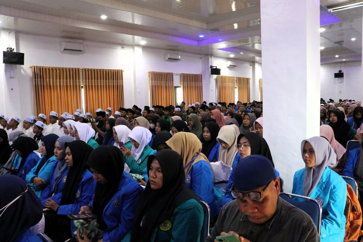PAYA LIPAH - Untuk kali perdana, tokoh sekaligus politisi Indonesia yang saat ini tercatat sebagai Ketua Umum Parta Kebangkita Bangsa (PKB) Dr (HC) Abdul Muhaimin Iskandar MSi mengisi kuliah edukasi politik di kampus Institut Agama Islam (IAI) Almuslim Aceh, Paya Lipah, Rabu, 6 Desember 2023.