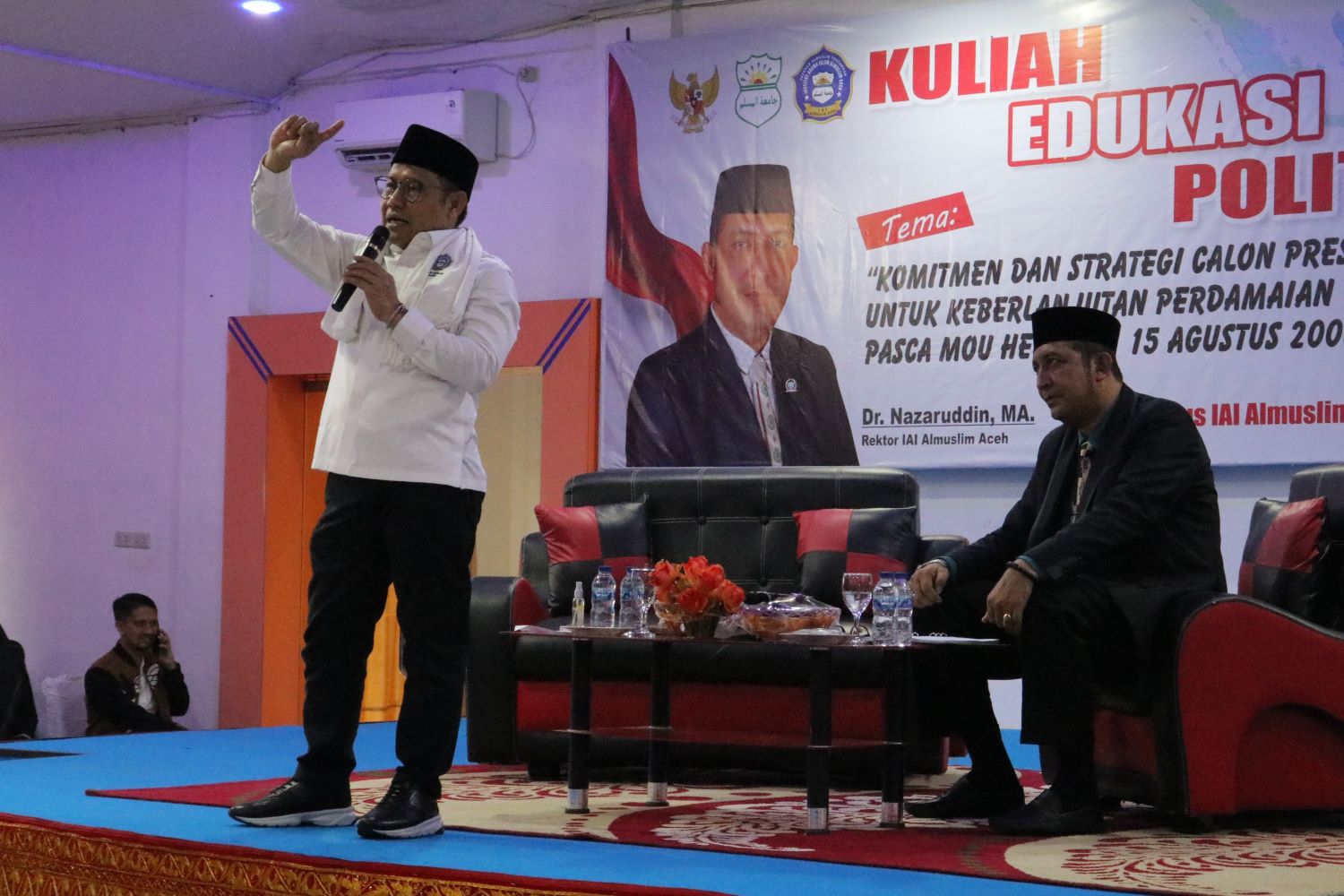 PAYA LIPAH - Untuk kali perdana, tokoh sekaligus politisi Indonesia yang saat ini tercatat sebagai Ketua Umum Parta Kebangkita Bangsa (PKB) Dr (HC) Abdul Muhaimin Iskandar MSi mengisi kuliah edukasi politik di kampus Institut Agama Islam (IAI) Almuslim Aceh, Paya Lipah, Rabu, 6 Desember 2023.