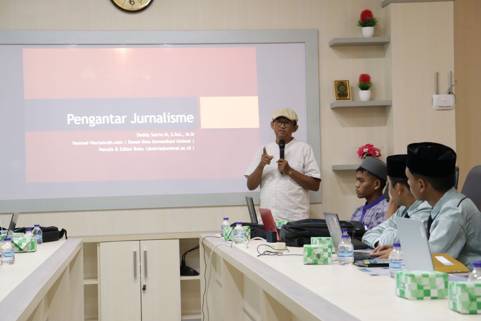 PAYA LIPAH - Pentingnya pemahaman literasi bagi pelajar atau siswa-siswi menjadi hal penting di era disrupsi digital seperti saat ini, sehingga diperlukan kemampuan bagi mereka untuk mengolah informasi yang bertebaran agar menjadi sesuatu yang berguna serta bisa menjadi pijakan untuk gemar menulis dan membaca.