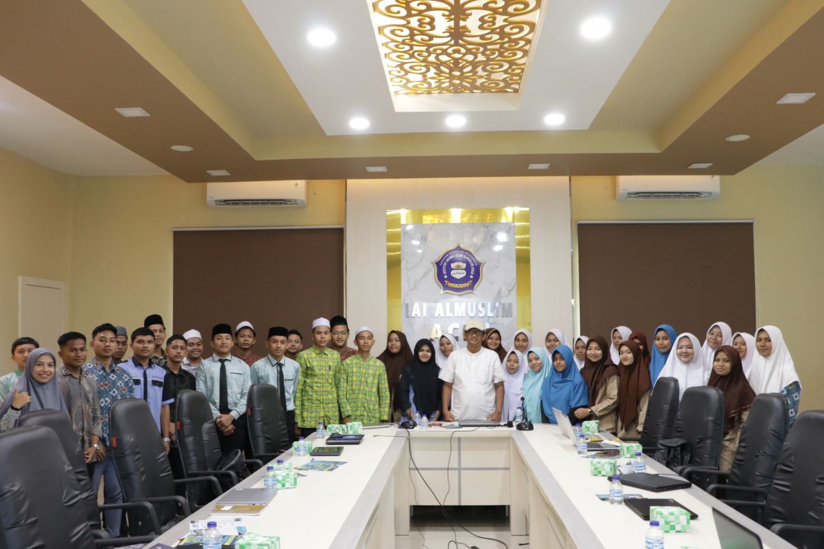 PAYA LIPAH - Pentingnya pemahaman literasi bagi pelajar atau siswa-siswi menjadi hal penting di era disrupsi digital seperti saat ini, sehingga diperlukan kemampuan bagi mereka untuk mengolah informasi yang bertebaran agar menjadi sesuatu yang berguna serta bisa menjadi pijakan untuk gemar menulis dan membaca.