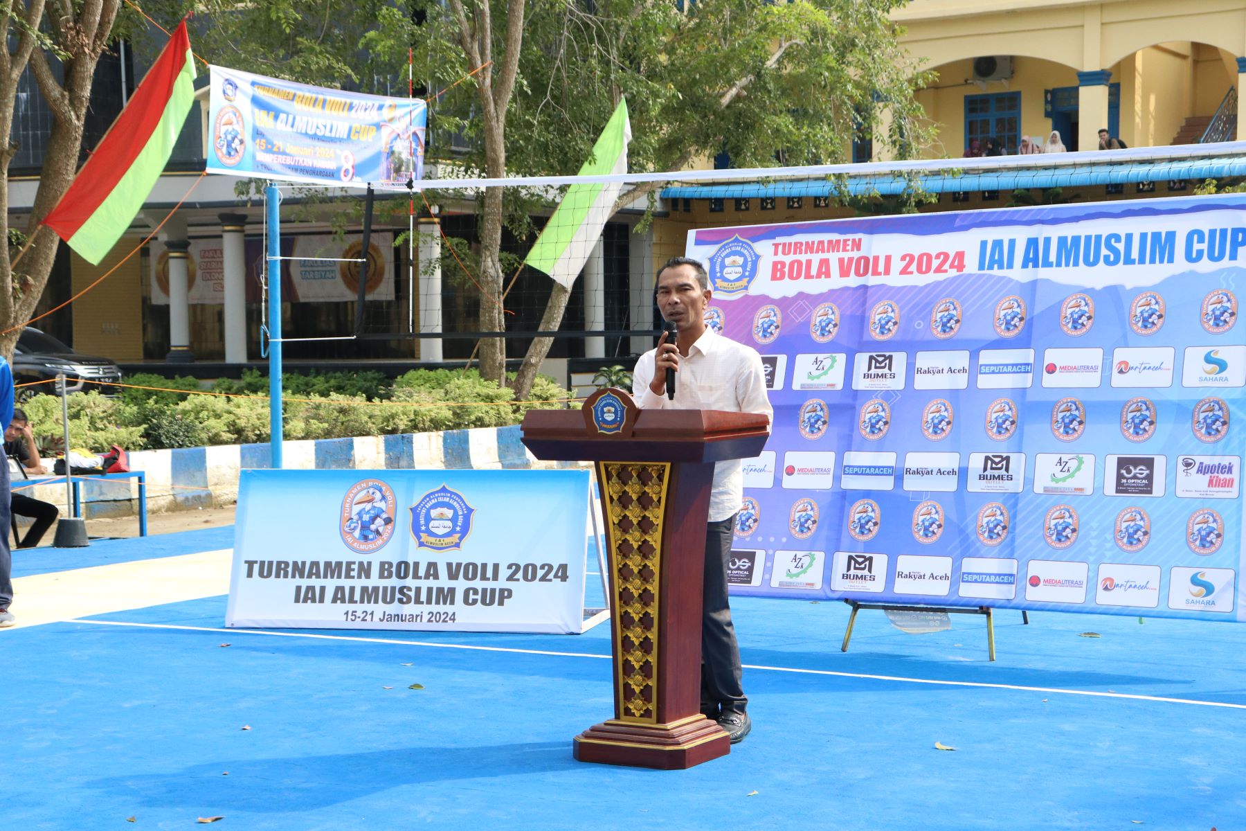 PAYA LIPAH - Rektor Institut Agama Islam (IAI) Almuslim Aceh Dr Nazaruddin MA bersama dengan Ketua Pembina Yayasan Almuslim Peusangan Rusyidi Mukhtar SSos secara resmi melakukan servis pertama sebagai tanda dibukanya turnamen voli IAI Almuslim Cup 2024, Senin, 15 Oktober 2024.
