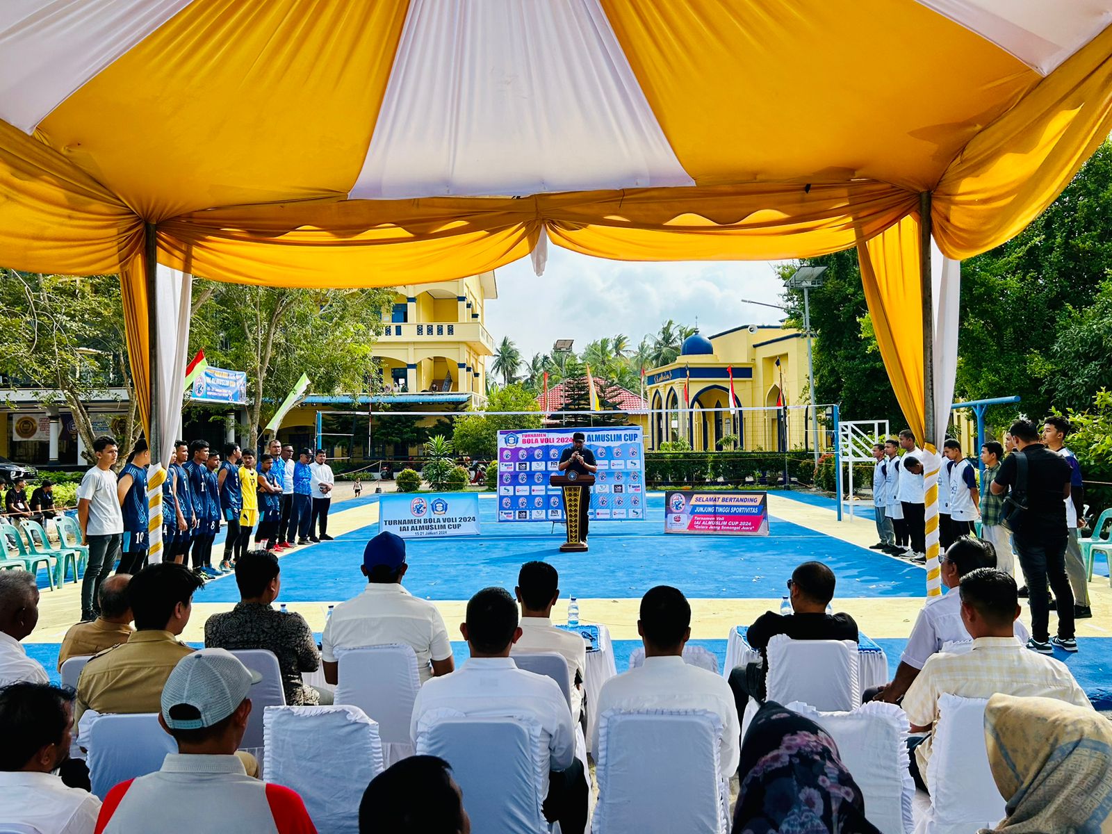 PAYA LIPAH - Rektor Institut Agama Islam (IAI) Almuslim Aceh Dr Nazaruddin MA bersama dengan Ketua Pembina Yayasan Almuslim Peusangan Rusyidi Mukhtar SSos secara resmi melakukan servis pertama sebagai tanda dibukanya turnamen voli IAI Almuslim Cup 2024, Senin, 15 Oktober 2024.