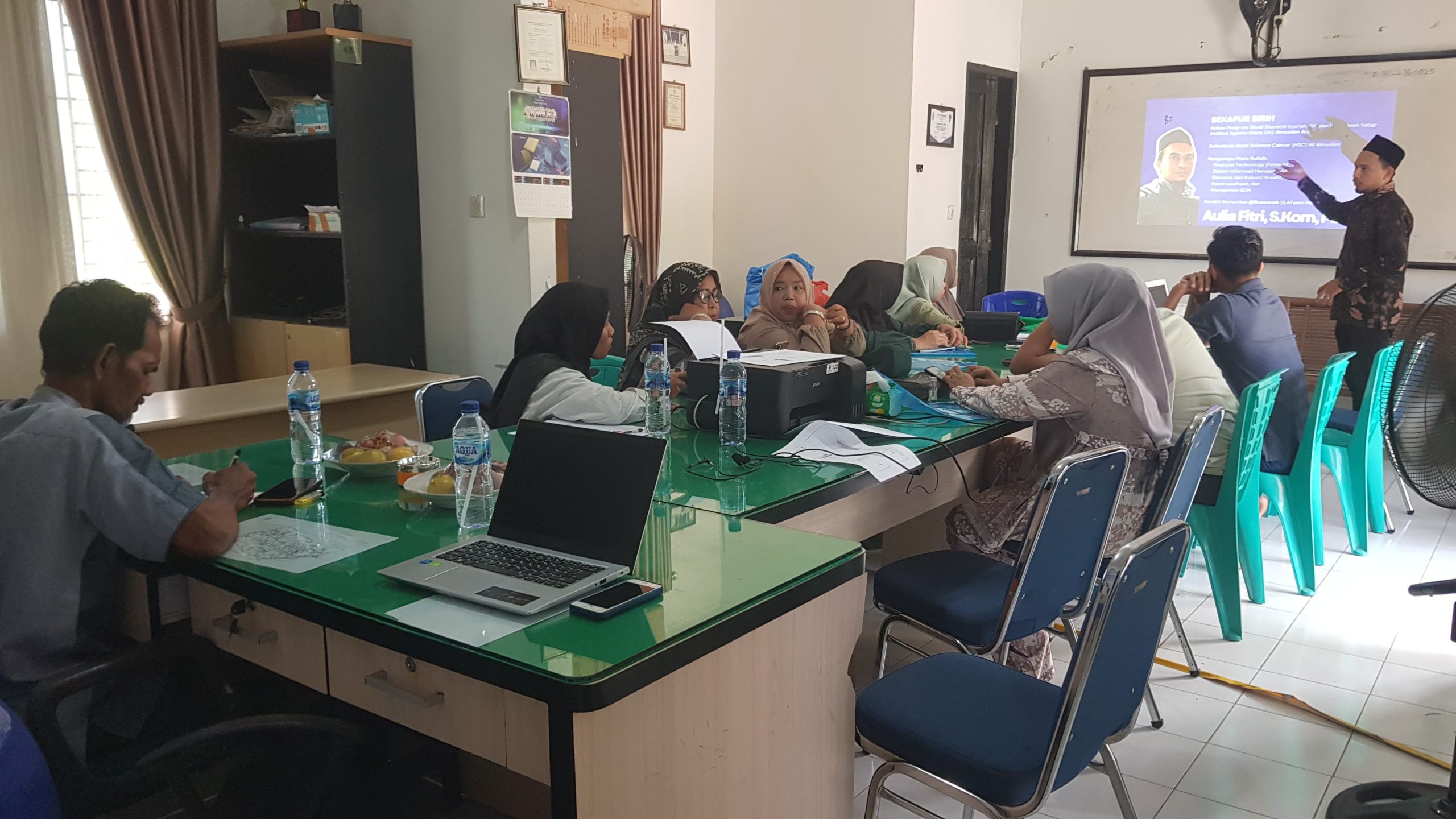 JULI - Dalam rangka memperkuat program Smart Village atau desa cerdas, Duta Digital bersama perangkat Gampong Juli Cot Mesjid, Kecamatan Juli Kabupaten Bireuen menggelar pelatihan kewirausahaan digital yang berlangsung di ruang kantor gampong setempat, Rabu, 12 Juni 2024.