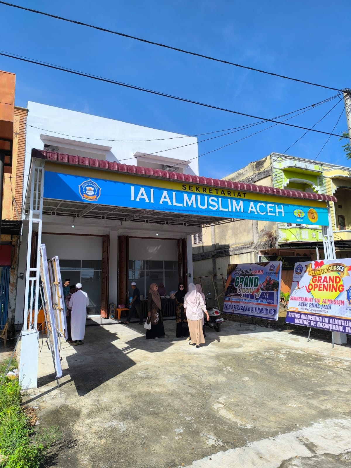 ULEE GLE - Institut Agama Islam (IAI) Almuslim Aceh secara resmi membuka kantor sekretariat di jalan Medan Banda Aceh, Gampong Blang Dalam Kecamatan Bandar Dua, Pidie Jaya. Kehadiran kantor sekretariat IAI Almuslim Aceh dalam rangka memudahkan proses administrasi bagi mahasiswa yang berada di luar daerah Kabupaten Bireuen. “Antusiasme masyarakat Pidie Jaya untuk kuliah di Kampus Paya Lipah, IAI Almuslim Aceh cukup tinggi. Sehingga kami ikut memfasilitasi agar proses administrasi mahasiswa baik sarjana dan pascasarjana bisa terlayani dengan baik dengan adanya kantor ini,” jelas Rektor IAI Almuslim Aceh Dr Nazaruddin MA, Kamis, 29 Agustus 2024. Lebih lanjut, kata Nazaruddin, saat ini untuk program pascasarjana sendiri juga sudah ada dua program studi (prodi), yakni magister Pendidikan Agama Islam (PAI) dan Hukum Keluarga Islam (HKI) yang baru seminggu lalu baru mendapatkan izin dari Kementerian Agama RI. "Bagi calon mahasiswa yang ingin mendapatkan informasi perkuliahan, informasi program studi, dan juga informasi penerimaan mahasiswa baru baik reguler, magister dan RPL yang ada di daerah Pidie dan Pidie Jaya bisa langsung mengunjungi kantor sekretariat. Buka seperti biasa setiap hari dan ada staf yang akan melayani disana setiap hari kerja," ungkapnya.