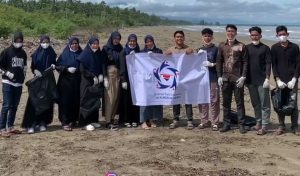 GenBI IAI Almuslim Aceh Peduli Lingkungan, Pantai Peudada Makin Bersinar