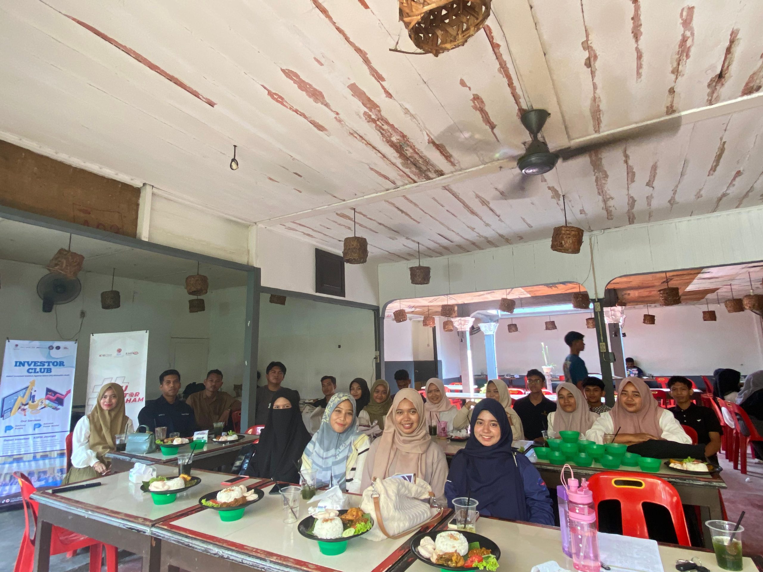 BIREUEN – Galeri Investasi (GI) Universitas Islam Aceh (UIA) bersama Kelompok Studi Pasar Modal (KSPM) Jeumpa menghadirkan kembali forum Investor Club pada Kamis, 9 Januari 2025 yang berlangsung di Rumoh Tuha Roastery Bireuen.