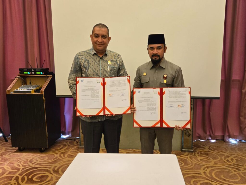 Rektor UIA Dr Nazaruddin MA bersama Bupati Aceh Timur, Iskandar Usman Al-Farlaky SHI MSi usai melakukan MoU dan PKS di Medan