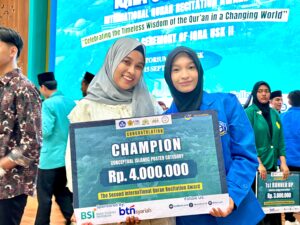 Niswatul Khaira Juarai Lomba Poster IQRA USK 2025 bersama pendamping LTQ UIA Khadijatul Musanna, MH