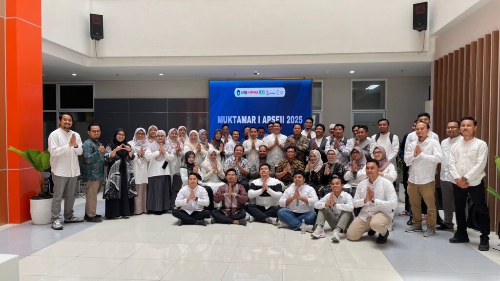 Foto bersama peserta Muktamar APSEII 2025 di FPEB UPI Bandung