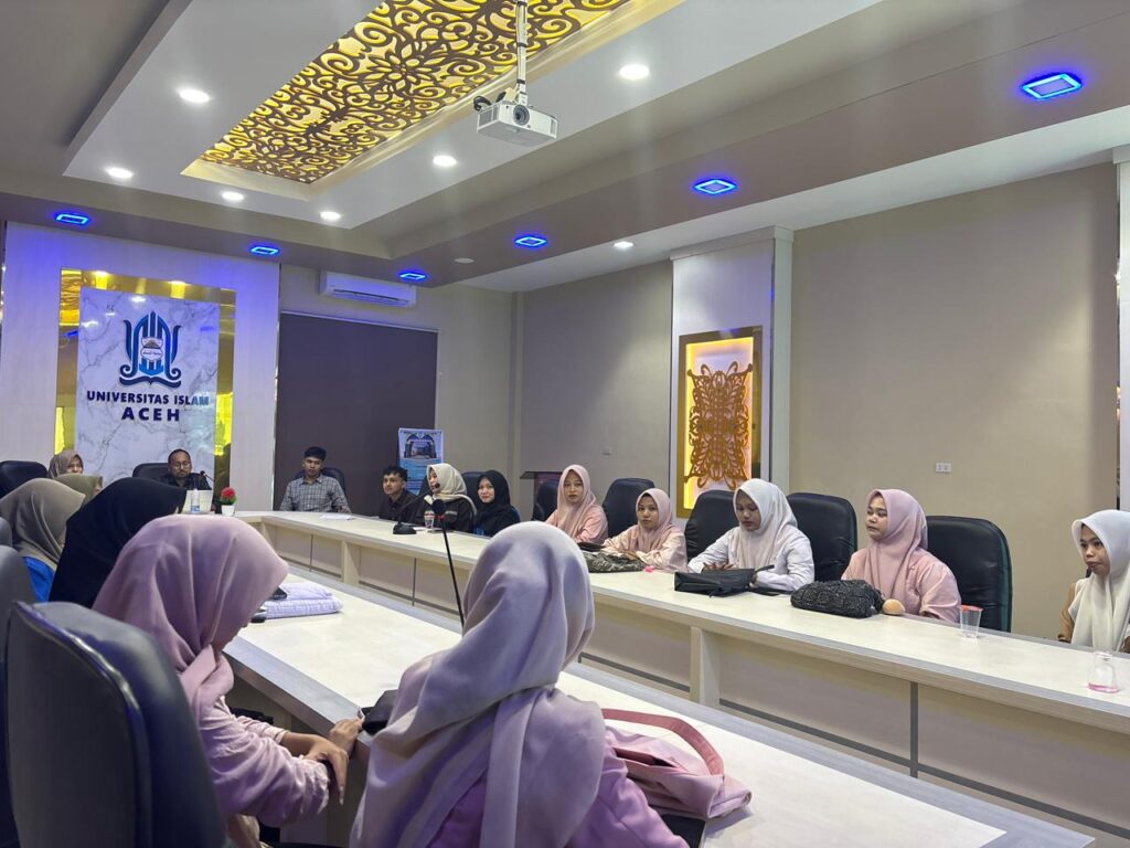 Dr Junaidi MSh menyampaikan materi dalam kegiatan edukasi publik bertajuk “Meningkatkan Literasi Keuangan Syariah di Era Digital”