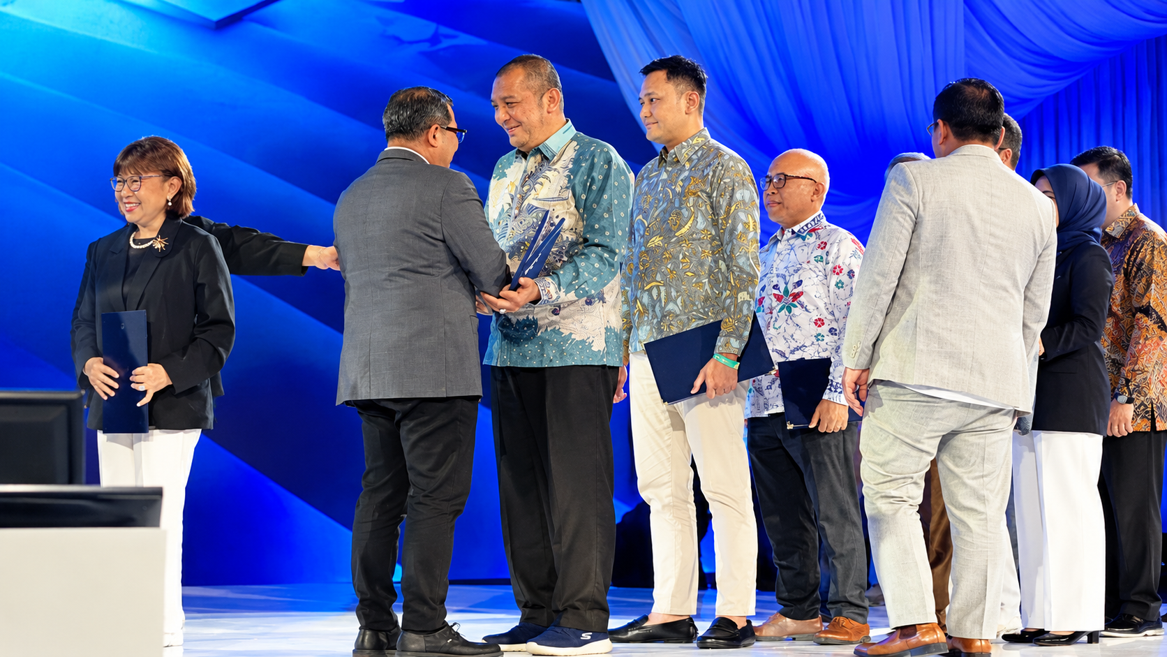 Rektor UIA dan Menteri Ekraf Blue Lit Ceremony Award Line