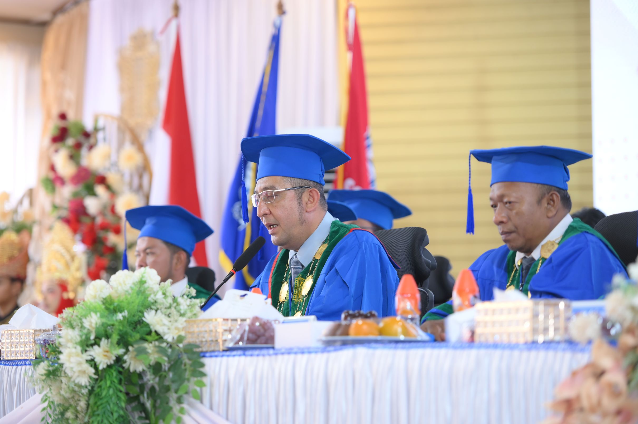 wisuda rektor dan ketua senat uia