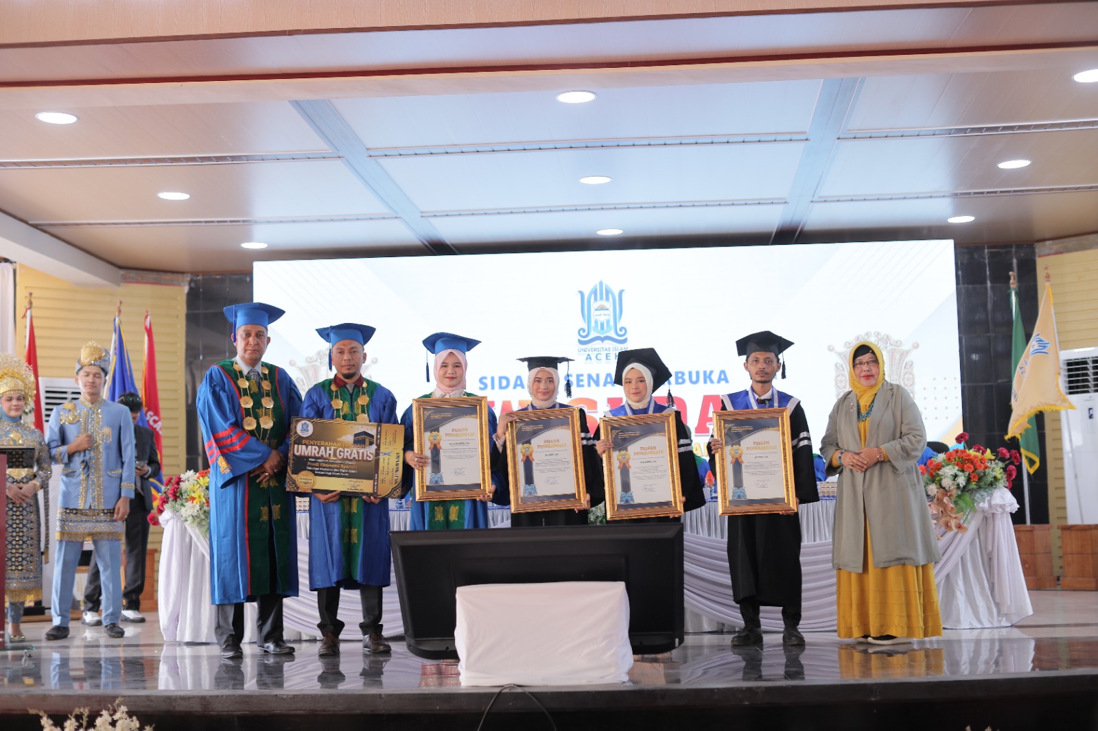 wisuda sarjana dan magister uia