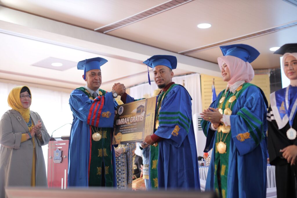 Universitas Islam Aceh (UIA) wisuda 227 sarjana dan magister pada Wisuda ke-38. Rektor UIA berikan apresiasi umrah hingga penghargaan hafizah dan jurnal terakreditasi.